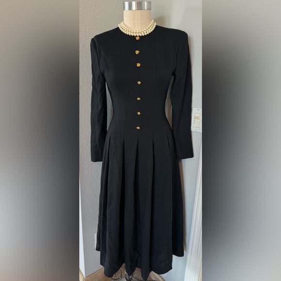 Bugardi Dresses & Skirts - 100% Wool Bugardi Vintage Fitted Dress Gold Buttons 4